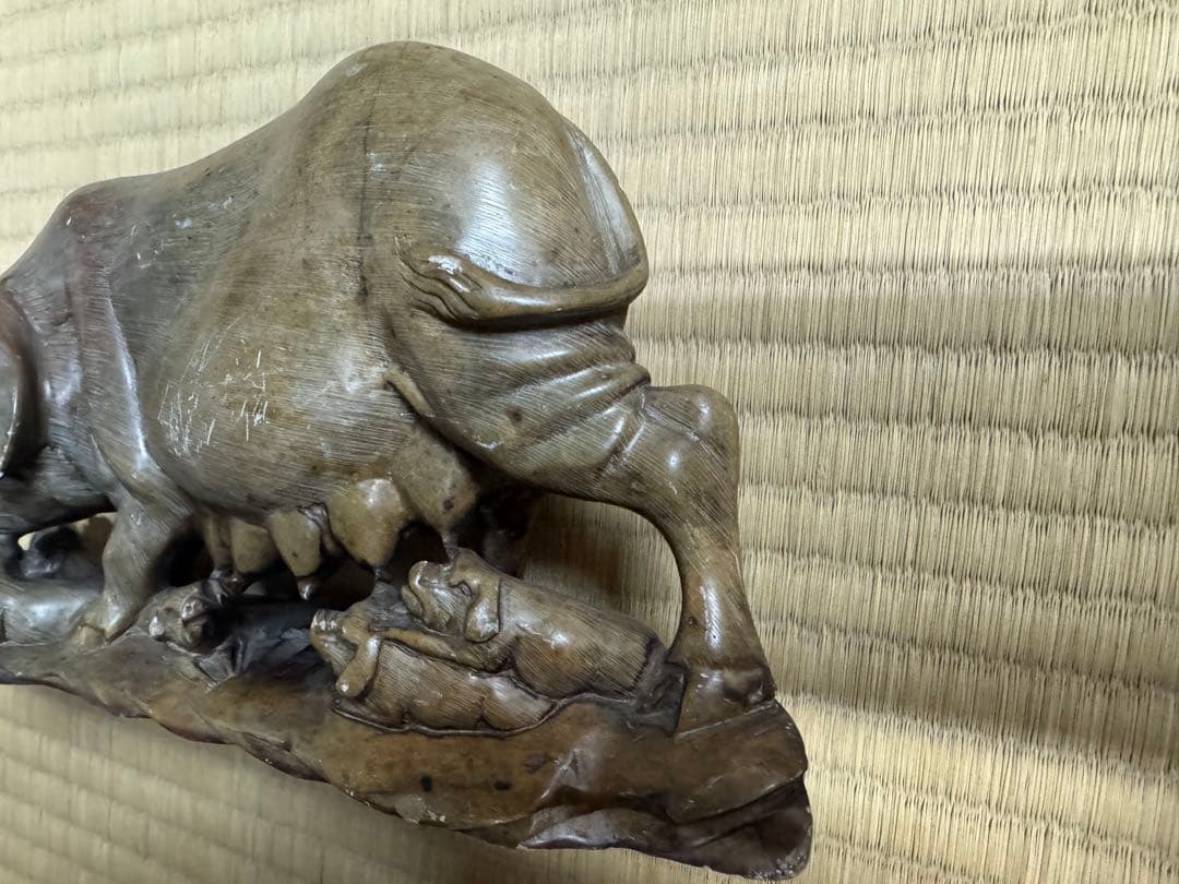 中国美術の石彫りの豚と子豚の彫刻 置物