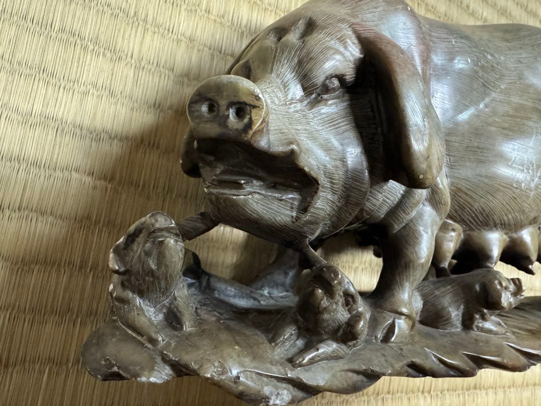 中国美術の石彫りの豚と子豚の彫刻 置物