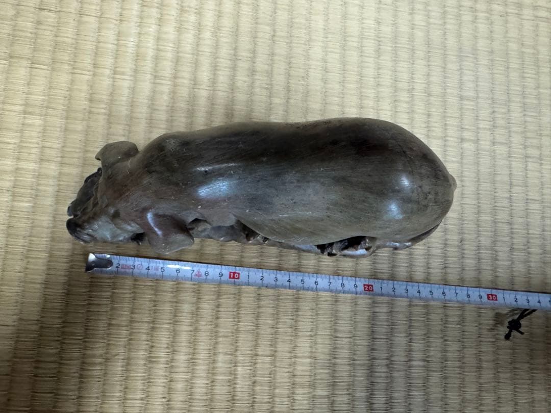 中国美術の石彫りの豚と子豚の彫刻 置物