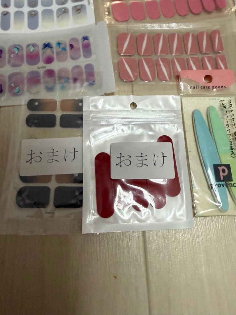 ネイルシール32枚＋おまけ付き