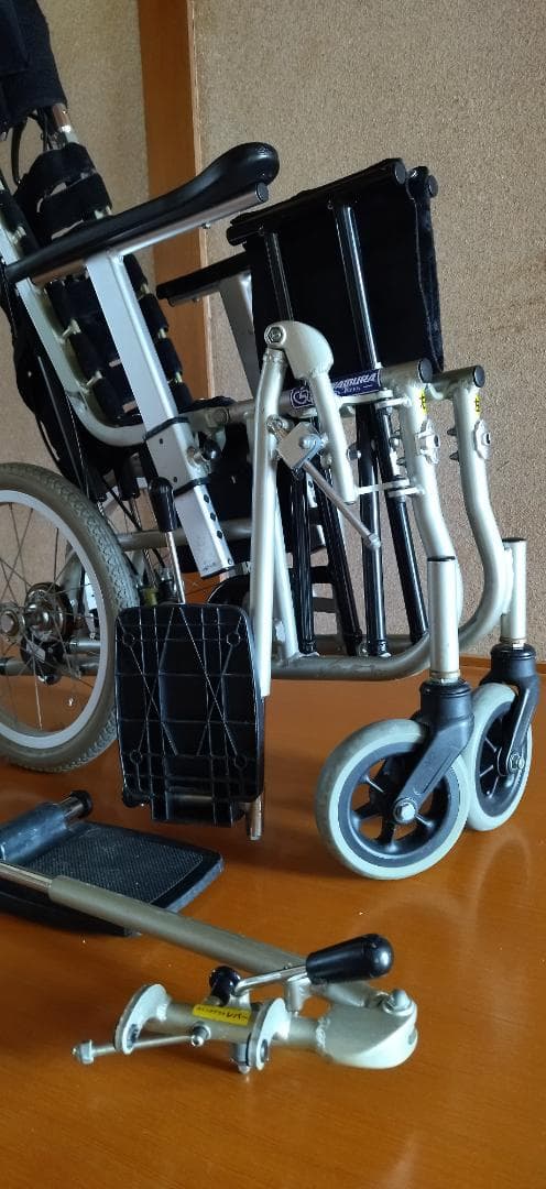 大人用　ヘッドレスト付き　折りたたみ式介助用車椅子