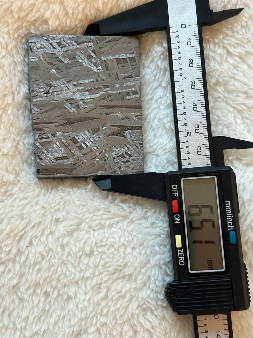 アルタイ鉄隕石。美しい長方形。約250