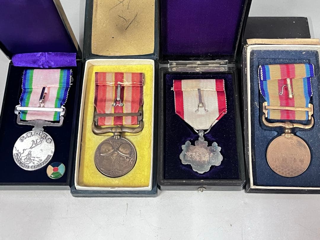 E632 勲章まとめ売り　勲八等白色桐葉章　大東亜戦争記念之章　支那事変従軍記章