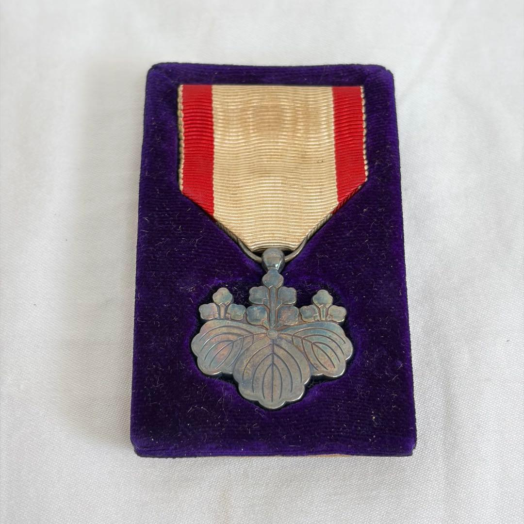 【0128 B-444】勲章 勲八等白色桐葉章 リボン付き 0003