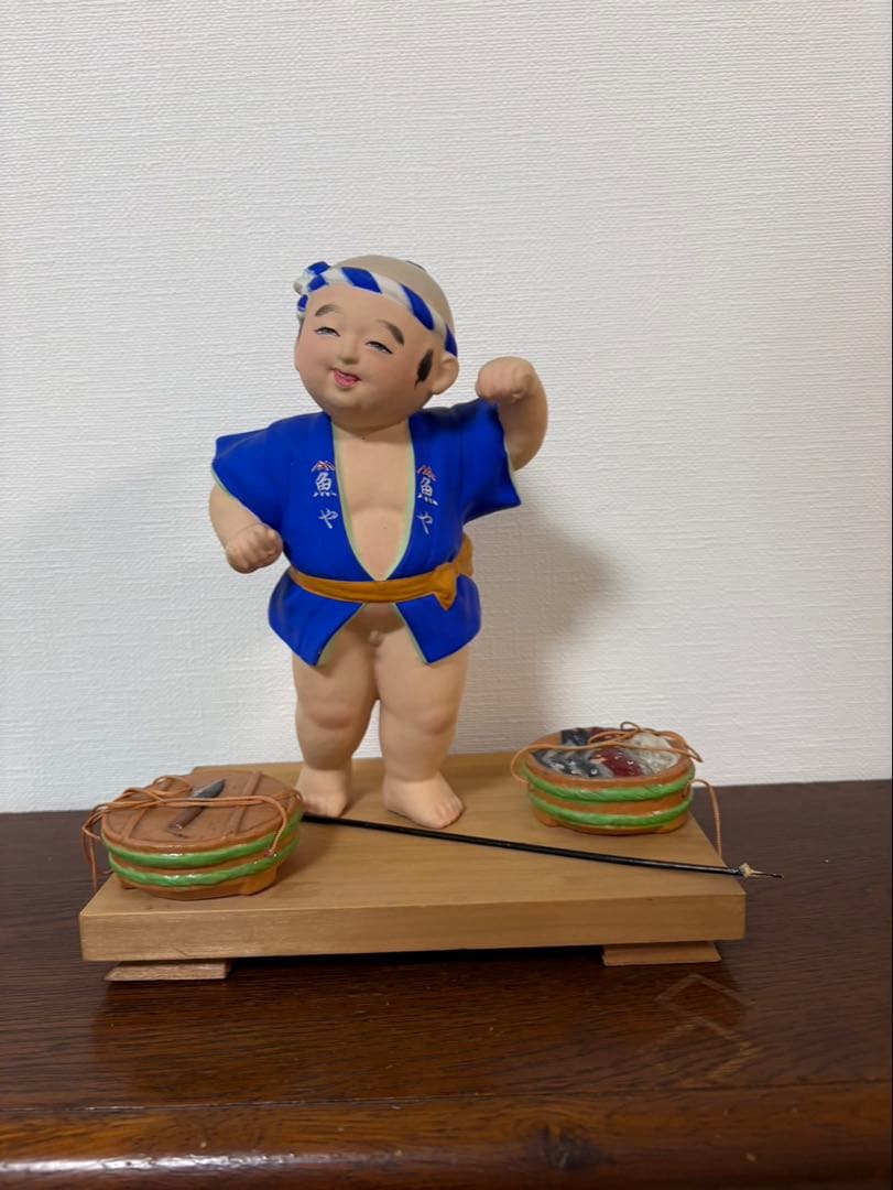 青い着物の陶器製子供人形